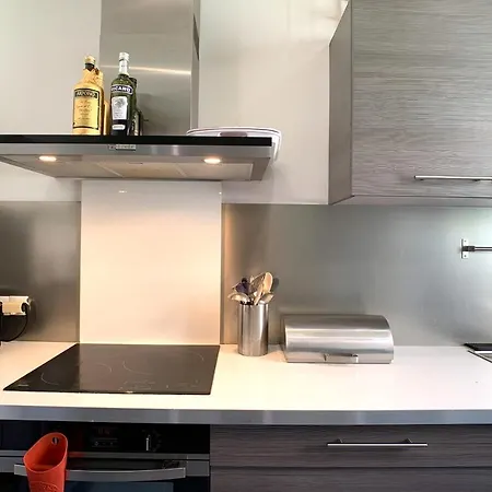 Apartman Spacious 120M Air-Conditioned 3-Bedroom Apartment With Garage